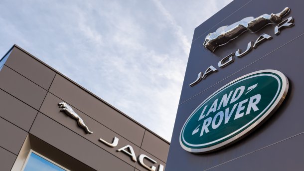 Schilder von Jaguar und Land Rover vor einem Autohaus