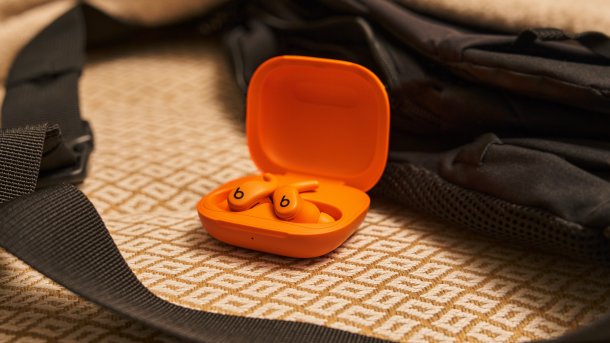 Orangene Powerbeats Fit in Ladehülle