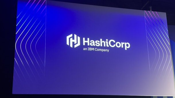Hashicorp auf einem großen Display, das in der Mitte einer Bühne steht.