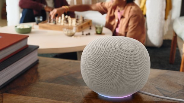 Google Home Speaker mit leuchtendem Ring. 