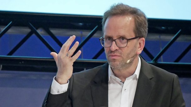 Klaus Müller, Präsident der Bundesnetzagentur, spricht auf einer Veranstaltung.