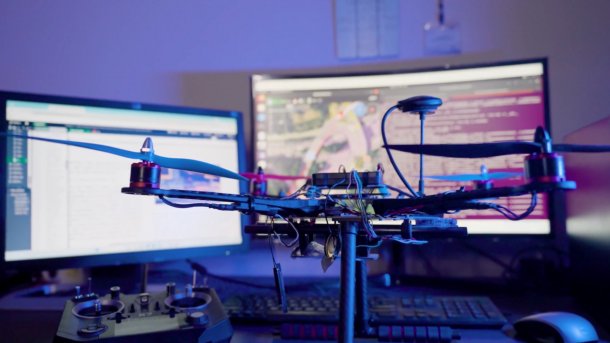 Drohne vor Bildschirm