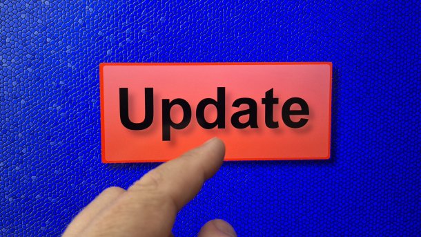 Finger tippt auf Update-Button