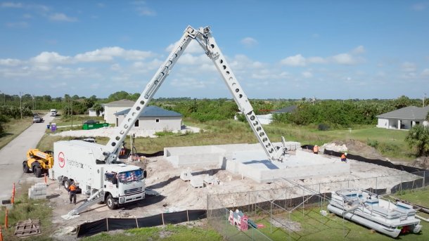 Bauroboter Hadrian auf einer Baustelle