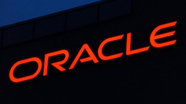 Oracle-Logo vor schwarzem Hintergrund