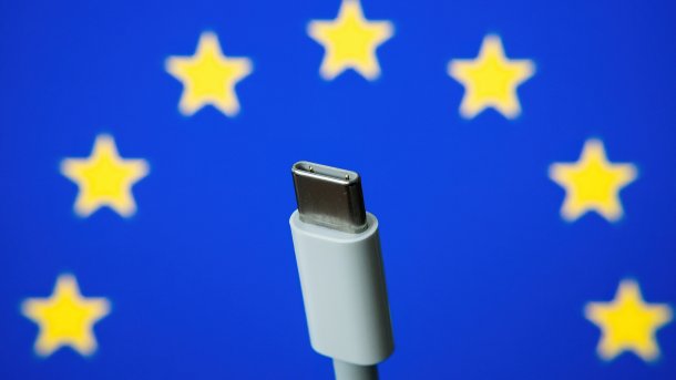 USB-C-Stecker mit EU-Flagge im Hintergrund