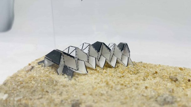 Laufroboter mit Origami-Muskeln auf Sand