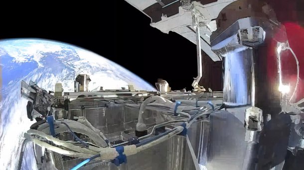 Ein Satellit, im Hintergrund die Erdkugel