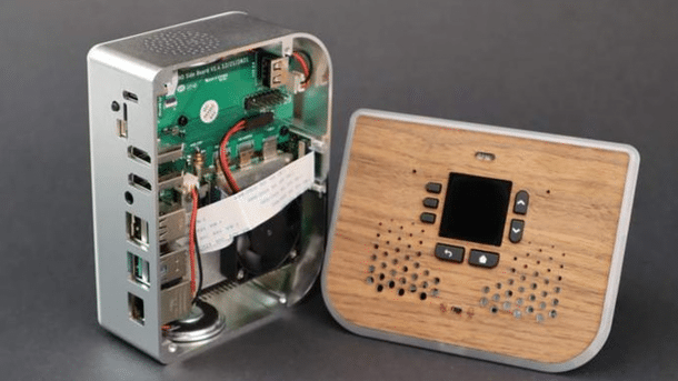 Der Pod ist mit aufgeschraubtem Gehäuse zu sehen. Man sieht Platinen und Kabel.