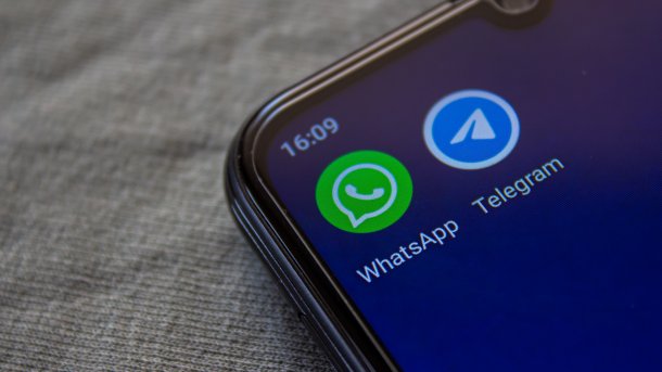 WhatsApp- und Telegramm-Apps auf Smartphone