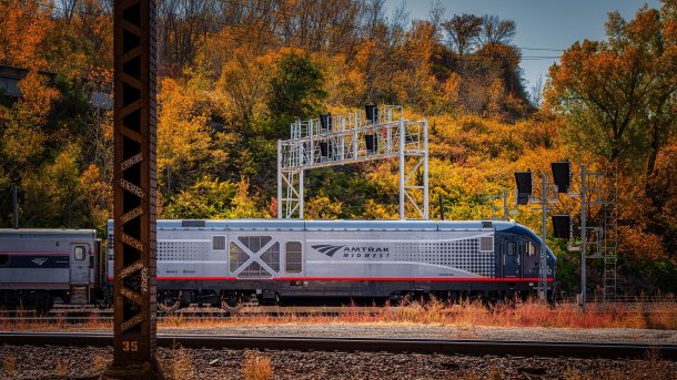 Ein Amtrak-Zug ist unterwegs durch die USA.