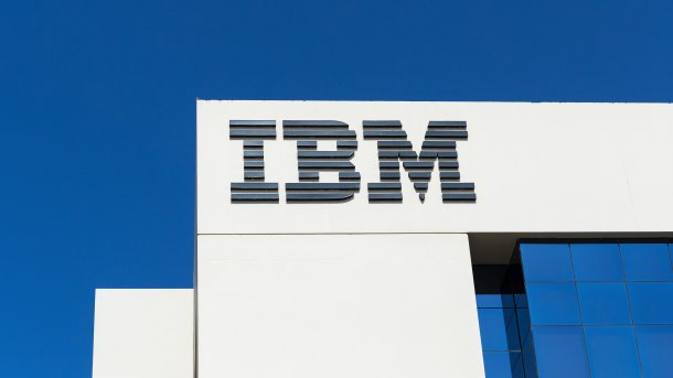 IBM-Logo auf einem Gebäude, blauer Himmel