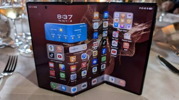 Tri-Foldable: Huawei Mate XT from the front