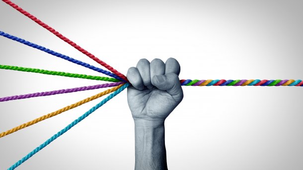 Faust mit mehreren Schnüren, die zu einer zusammenlaufen