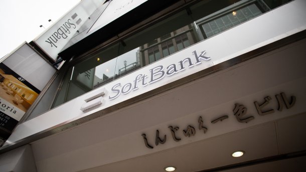 Softbank-Firmenschilder an einem Gebäude