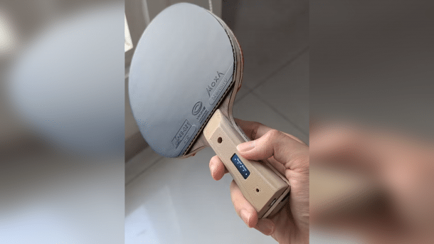 Man sieht einen Tischtennisschläger, in dessen Griff ein Display eingelassen ist.