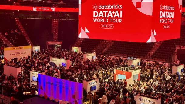 Ein Bild von Konferenzteilnehmern der Databricks in der Halle.