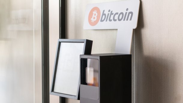 Ein Geldautomat mit dem Bitcoin-Zeichen