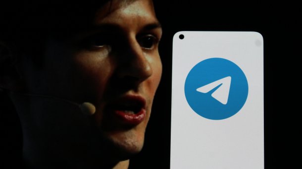 Pawl Durow und Telegram-Logo auf einem Smartphone