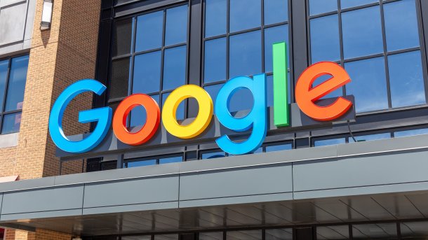 Google-Logo über einem Gebäudeeingang