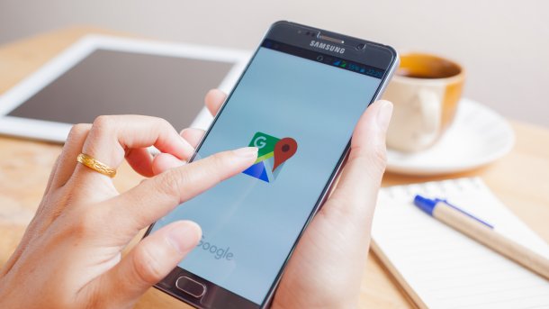 Google Maps auf einem Smartphone in einer Hand