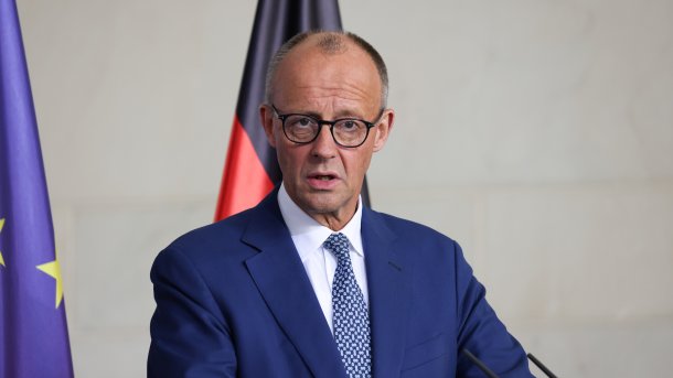 Bundeskanzler Friedrich Merz spricht bei einer Pressekonfrenz.