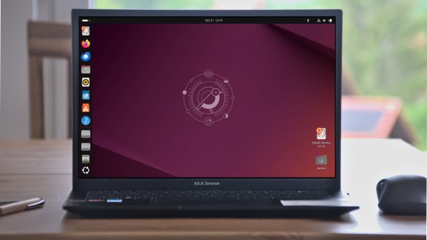 Ubuntu 24.10 Desktop auf Noteboook auf Tisch