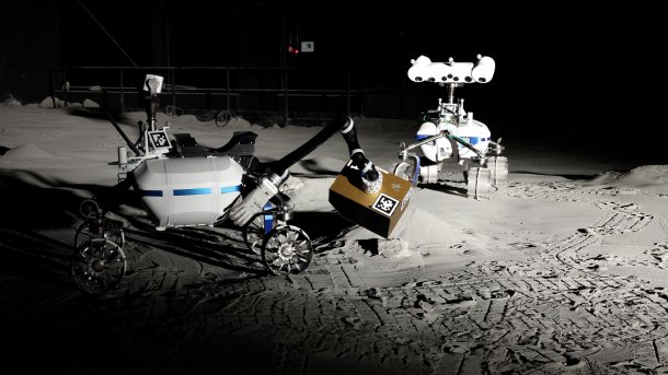 Zwei Rover in der LUNA Halle in Köln im Einsatz