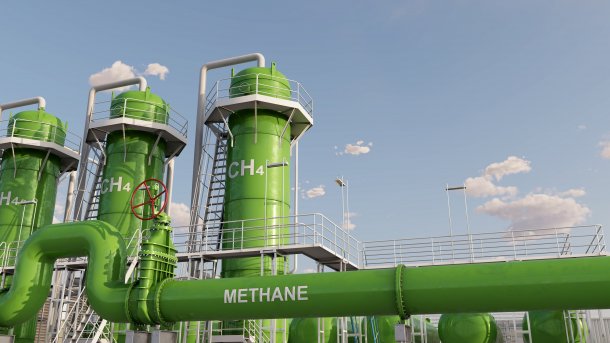 Industrieanlage mit einem Rohr auf dem "Methane" steht