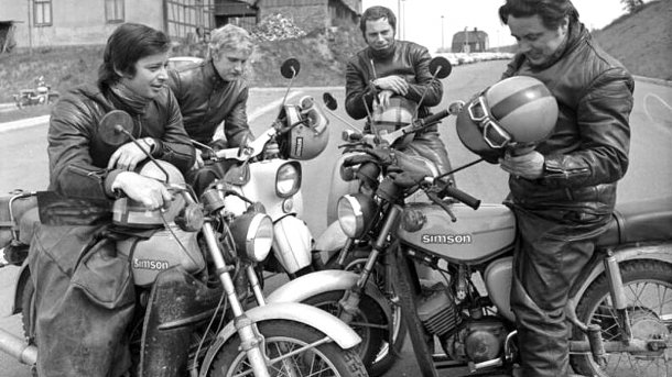 Test drivers on Simson mopeds in Suhl