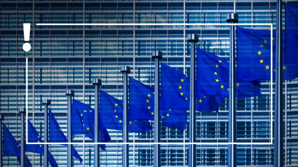 EU-Flaggen vor einem Bürogebäude