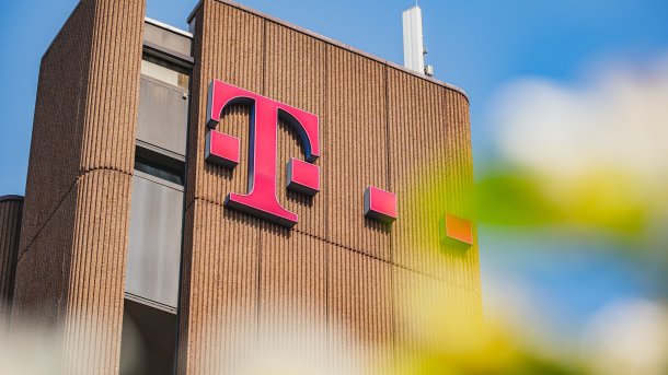 Deutsche Telekom – Logo an einem Gebäude