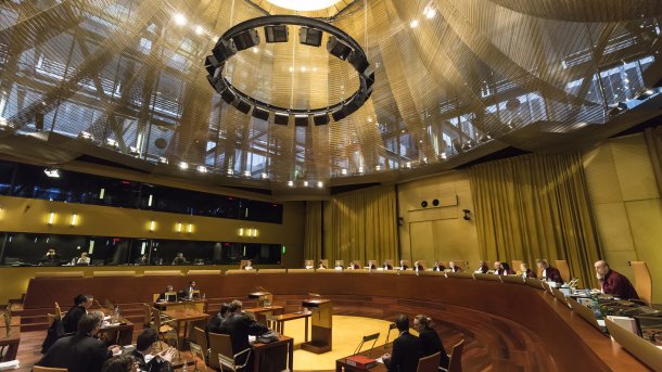 Der Saal der "großen Kammer" des EuGH mit halbrunder Bank, an der zahlreiche Richter sitzen.