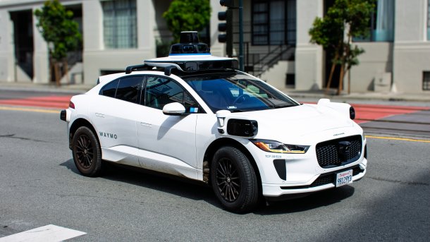 Waymo,Jaguar,I-pace,Equipped,With,Self-driving,Technology,Navigates,A,City