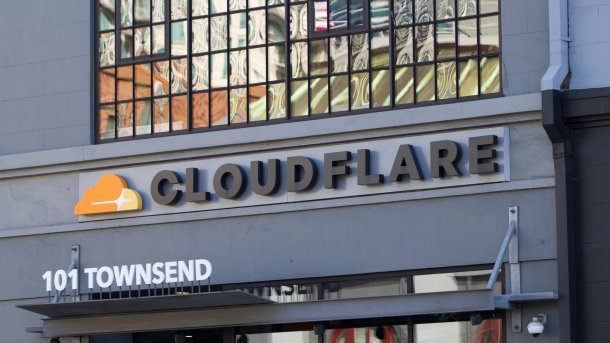Cloudflare-Schriftzug an einem Gebäude