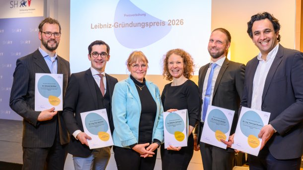 Die fünf Personen aus dem Gewinnerteam für den Leipniz-Gründungspreis auf der Bühne stehend.