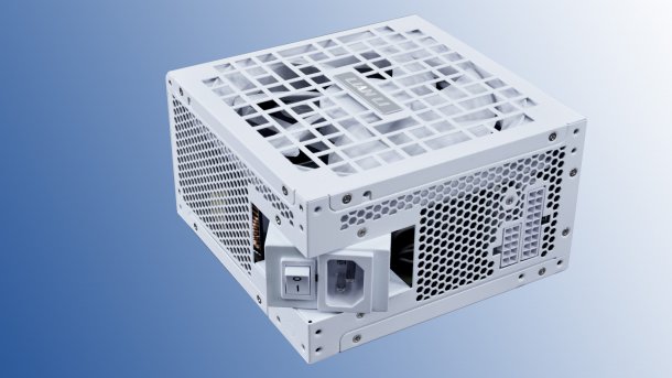 Weißes Lian-Li-Netzteil vor blau-weißem Hintergrund
