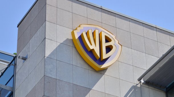 Warner Bros. Logo an Gebäude