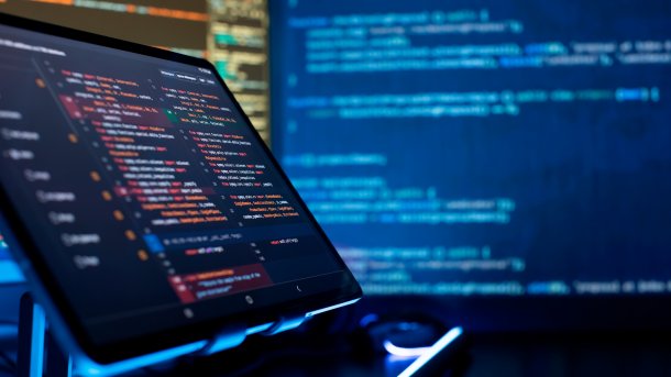 Laptop mit Code-Zeilen