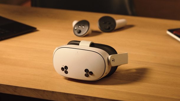 Meta Quest 3S und Controller auf einem Holztisch liegend.