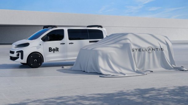 Bolt-Van und mit Stoff verdecktes Stellantis-Fahrzeug  