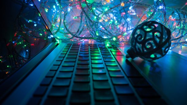 Laptop mit Weihnachtsbeleuchtung