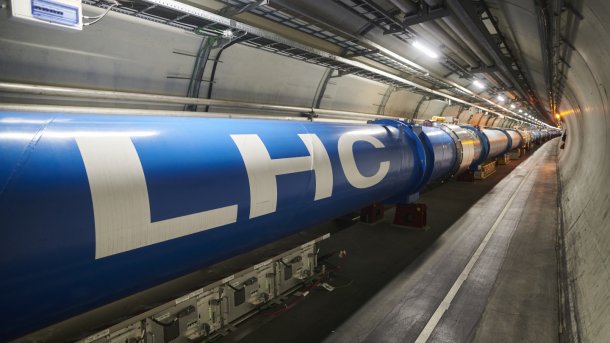 Lange Röhre mit der Aufschrift LHC