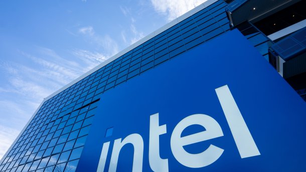 Blaues Intel-Schild vor einem Gebäude mit einer Glasfront