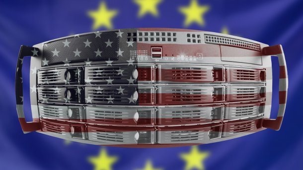 Server mit überblendeter US-Flagge, im Hintergrund unscharf die EU-Flagge