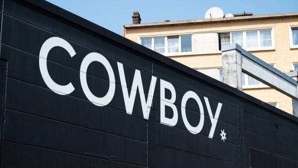 Cowboy Logo am Firmengebäude in Brüssel