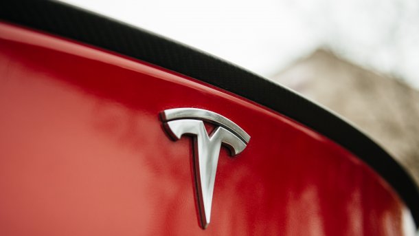 Tesla-Logo auf rotem Auto