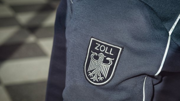Wappen des Zoll auf einer Jacke