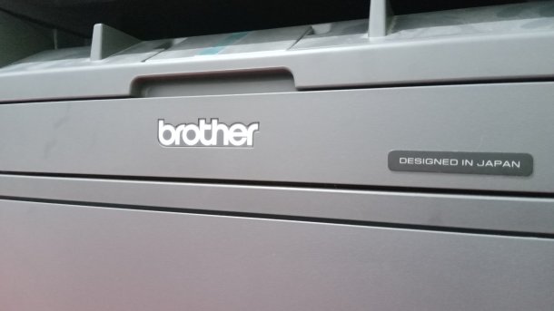 Drucker mit Brother-Schriftzug