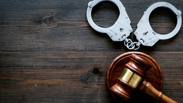 Handschellen und Hammer